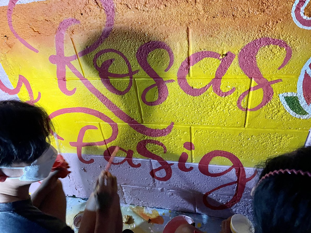 syrnvrm's tweet photo. Tatang: Magkano pagawa ng mural? 
Artist: Ay, volunteer po kami sir wala pong bayad. 
Tatang: Beybi M kasi ako baka pwede pagawa
Artists: Ay sir sorry po Leni po kami. Hanap po kaya artists for Beybi M. ✊ 😬💕💯

#RosasAngpasig #SantoleñosForLeni https://t.co/TojcOz9LpF