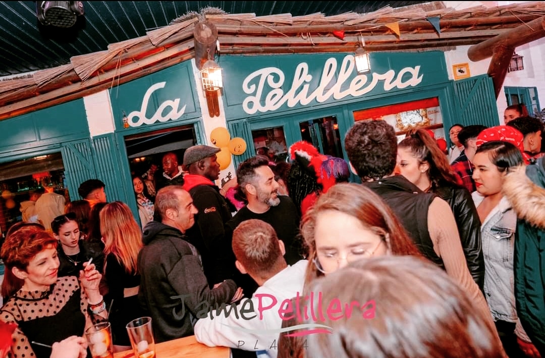 robertogarciadj's tweet photo. Hoy toca #reguetonantiguo en @la_pelillera @jaime_pelillera_pipote_playa @jaime_playa_latrainera @pipote_playa ⏩⏩⏩
Lo vamos a petar 💪💪💪

⏬
⏬
⏬
⏬
⏬

#lapelillera 
#pipoteplaya 
#jaimepelilleraplaya 
#jaimeplaya 
#bajosdelfenicio 
#almuñecar 
#costatropicaldegranada https://t.co/vKHxBEPenW