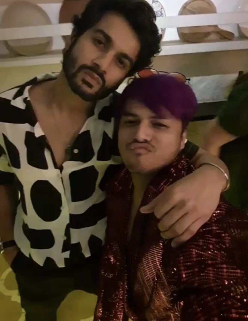 SunnyKaushalFC's tweet photo. 📸 | Sunny &amp; co at Kunal’s birthday party yesterday 🤍

what a LOOK 😍 @sunnykaushal89 @kunal_deshmukh #SonaliRattan #Sharvari #SharadaKarki #RickyRoy 

🔗: https://t.co/RzEuJiIozu https://t.co/rxNyiKWY3h