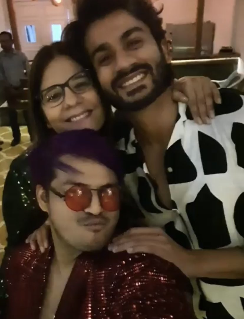 SunnyKaushalFC's tweet photo. 📸 | Sunny &amp; co at Kunal’s birthday party yesterday 🤍

what a LOOK 😍 @sunnykaushal89 @kunal_deshmukh #SonaliRattan #Sharvari #SharadaKarki #RickyRoy 

🔗: https://t.co/RzEuJiIozu https://t.co/rxNyiKWY3h