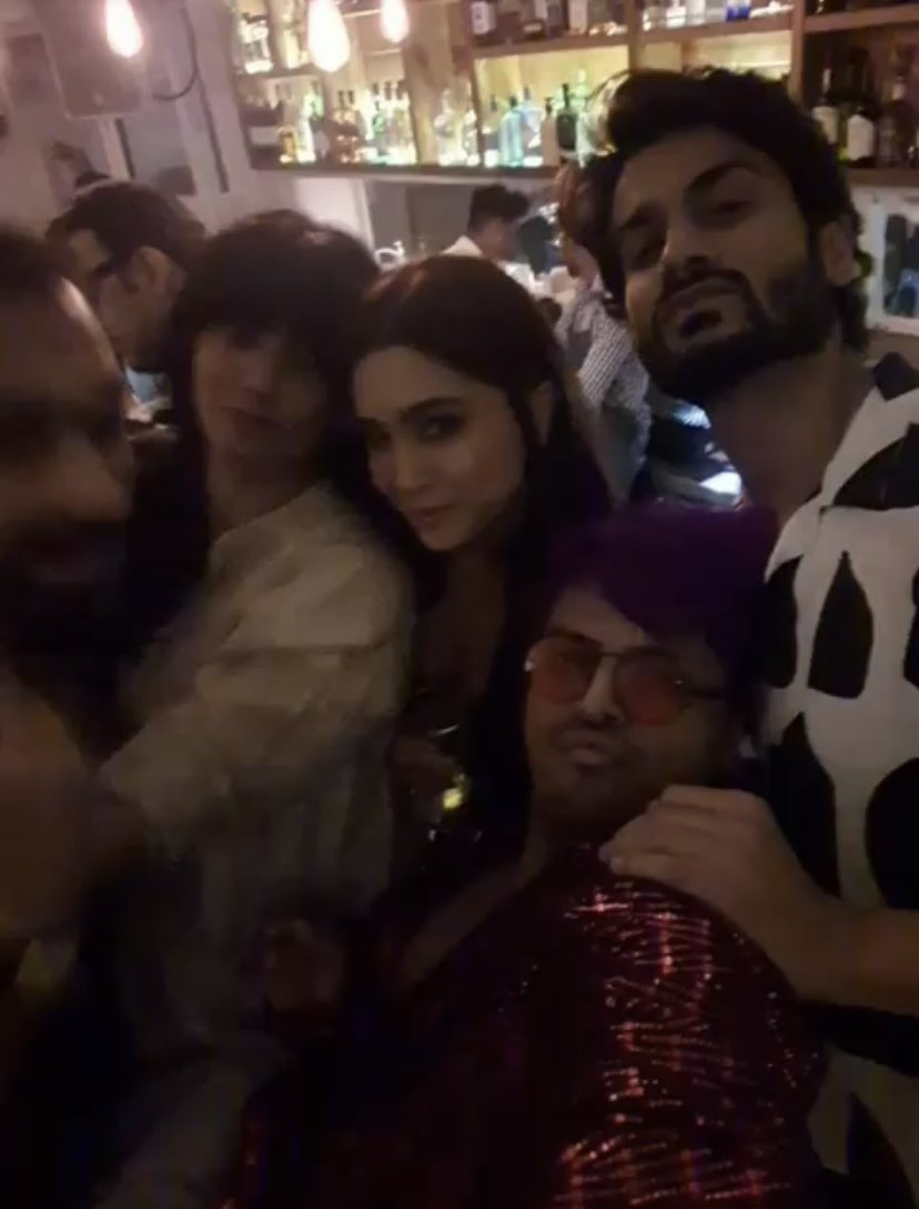 SunnyKaushalFC's tweet photo. 📸 | Sunny &amp; co at Kunal’s birthday party yesterday 🤍

what a LOOK 😍 @sunnykaushal89 @kunal_deshmukh #SonaliRattan #Sharvari #SharadaKarki #RickyRoy 

🔗: https://t.co/RzEuJiIozu https://t.co/rxNyiKWY3h