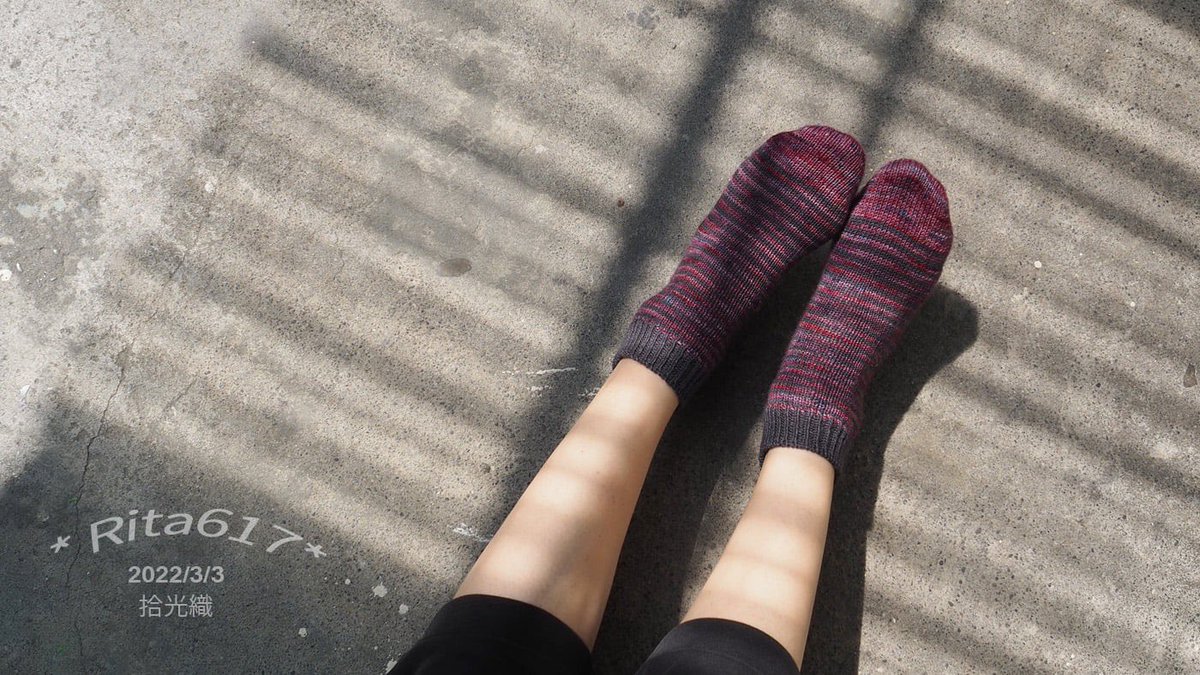 條紋配色襪。
#手織襪
#sockknitting
#喜歡織襪子