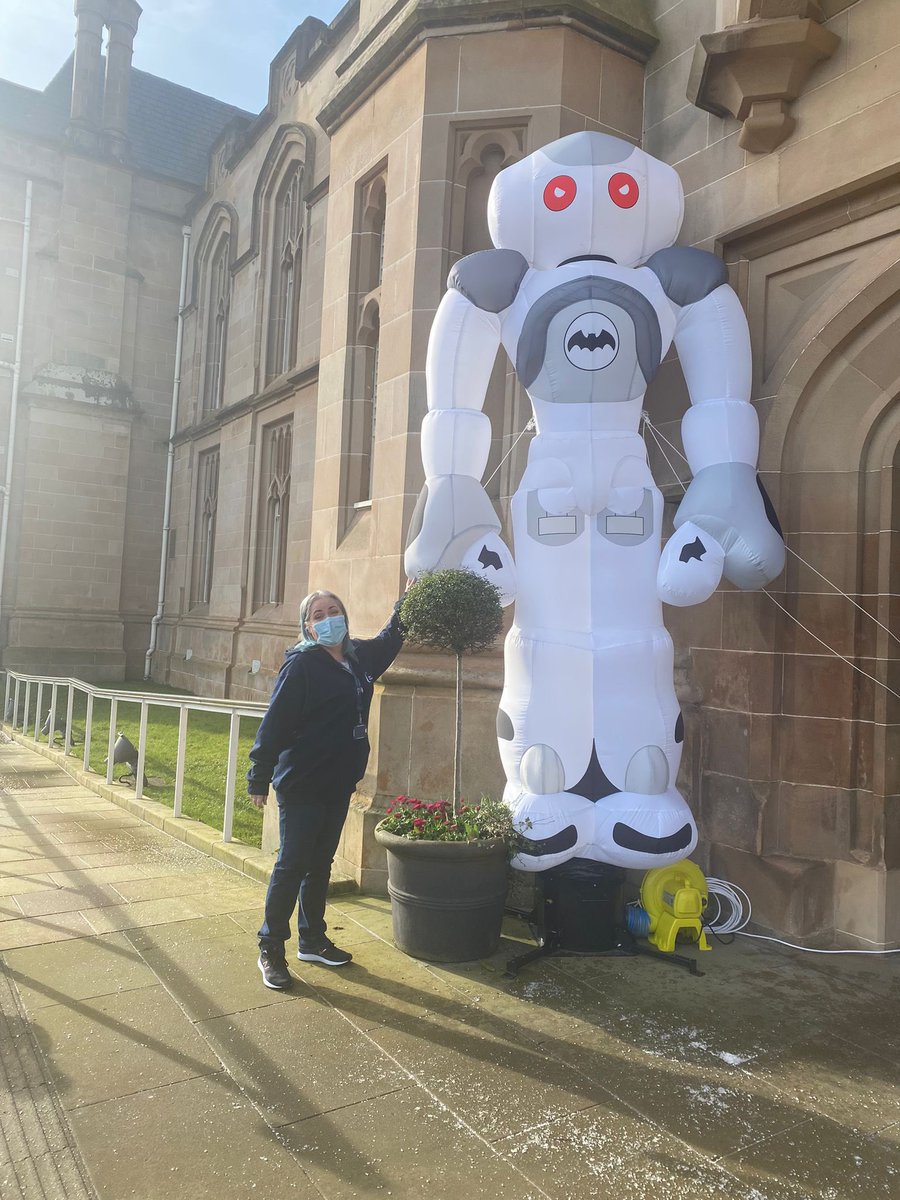 Having a fab time showing our wonderful <a href="/StudyAtUlster/">Study At Ulster</a> applicants around our amazing Magee campus. Made a new friend from <a href="/UlsterCompEng/">Ulster Uni SCEIS</a> 🤗