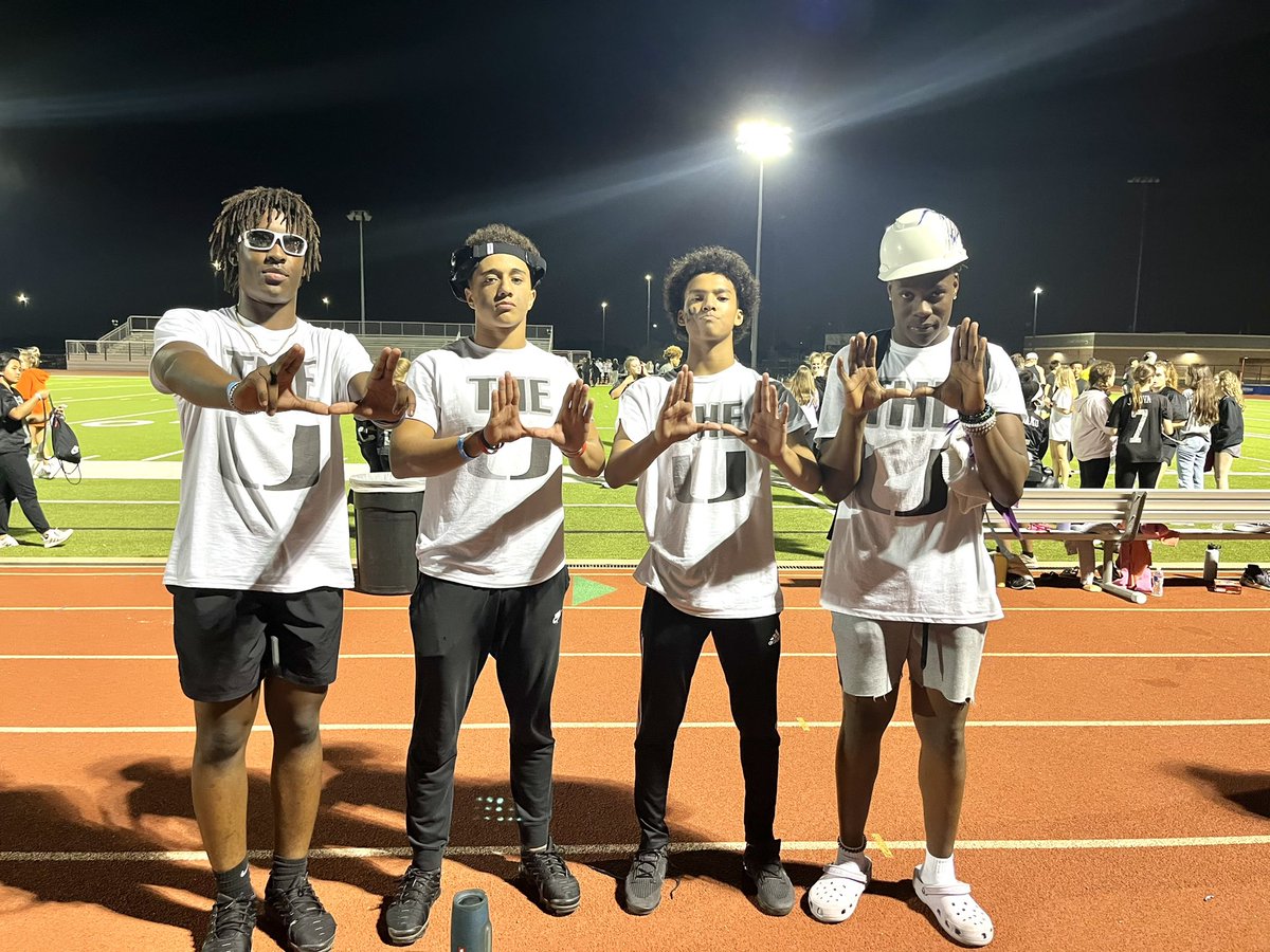 cbwcbw's tweet photo. C/O 2024 aka “The U” are the 2022 Byron Nelson Powder Puff Champs!!!
The girls all looked super cute & played their hearts out ( they’re all beasts too )!!!
A coached up the defense to only allow 1 TD in 2 games !
Their smiles say it all! 🏆.
#TheU #PowderPuffChamps https://t.co/EnuuoAmvNK