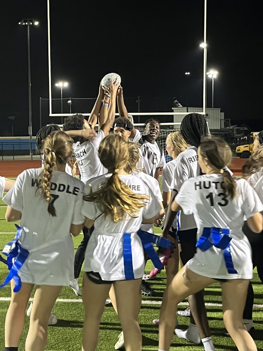 cbwcbw's tweet photo. C/O 2024 aka “The U” are the 2022 Byron Nelson Powder Puff Champs!!!
The girls all looked super cute & played their hearts out ( they’re all beasts too )!!!
A coached up the defense to only allow 1 TD in 2 games !
Their smiles say it all! 🏆.
#TheU #PowderPuffChamps https://t.co/EnuuoAmvNK
