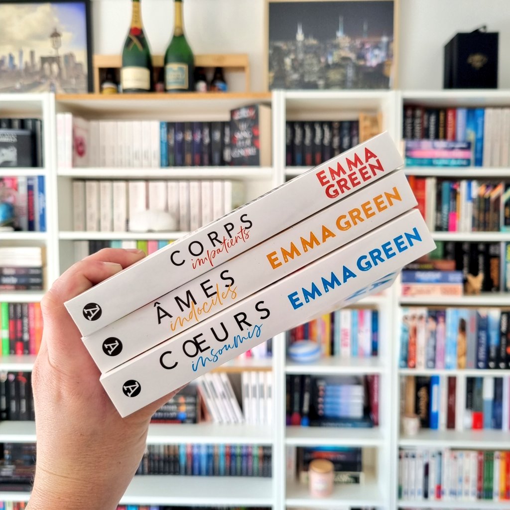#BookHaulduJour : J'ai enfin trouvé la trilogie entière. J'ai hâte de la découvrir, surtout que je l'ai vu beaucoup passer sur les réseaux sociaux. Puis, j'avance dans la lecture de l'ensemble des Emma Green ! 🥰
Un avis sur cette trilogie ? 😘