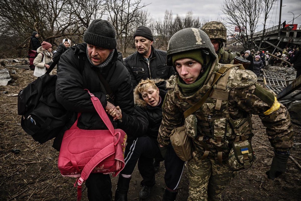 ArisMessinis's tweet photo. Civilians evacuate the city of #Irpin, northwest of #Kyiv, during heavy shelling and bombing on March 5, 2022. 
#Ukraine 
#UkraineRussianWar https://t.co/LzHt087Hli