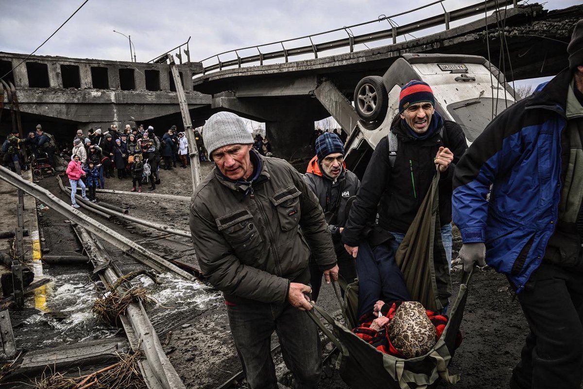 ArisMessinis's tweet photo. Civilians evacuate the city of #Irpin, northwest of #Kyiv, during heavy shelling and bombing on March 5, 2022. 
#Ukraine 
#UkraineRussianWar https://t.co/LzHt087Hli