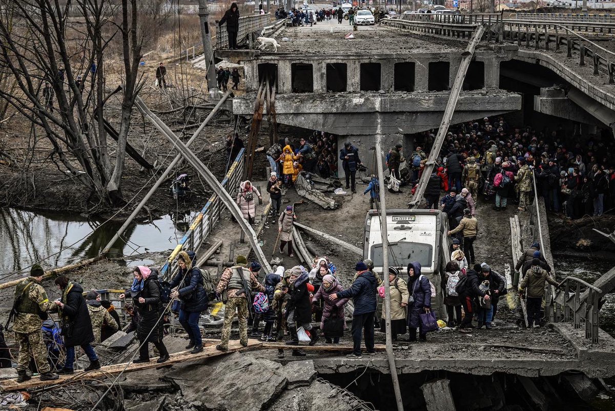 ArisMessinis's tweet photo. Civilians evacuate the city of #Irpin, northwest of #Kyiv, during heavy shelling and bombing on March 5, 2022. 
#Ukraine 
#UkraineRussianWar https://t.co/LzHt087Hli