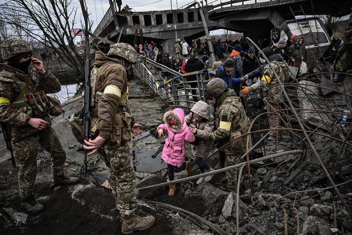 ArisMessinis's tweet photo. Civilians evacuate the city of #Irpin, northwest of #Kyiv, during heavy shelling and bombing on March 5, 2022. 
#Ukraine 
#UkraineRussianWar https://t.co/LzHt087Hli