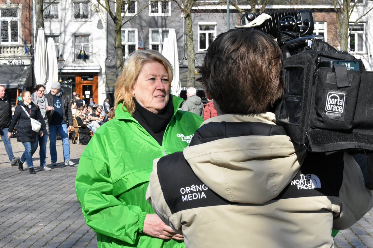 GLRoermond's tweet photo. Vandaag voerden we campagne op het #munsterplein. Een reportage van @L1 is morgen te zien! ❤️💚

📸Johan de Wal https://t.co/vInjiXV2XJ