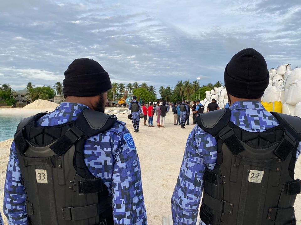 thedhubasmv's tweet photo. ދޮޅު އަހަރު ފަހުން ހުކުމާ ހަމައަށް އައިއިރު ތަންފީޒު ކުރާނެ ތަނެއް ނެތް!

ބޮޑުފިނޮޅުގައި ހިނގި ހަމަނުޖެހުންތަކާ ގުޅިގެން ހައްޔަރުކުރި 11 ބިދޭސީންގެ ޝަރީއަތް ނިންމައި ހުކުމާ ހަމައަށް އައިއިރު، އެމީހުން ޖަލުގައި ތިބޭތާ ދޮޅުއަހަރަށްވުރެ ގިނަވުމުން ވަނީ މިނިވަންވެފައި. https://t.co/HgOjMyqOpj