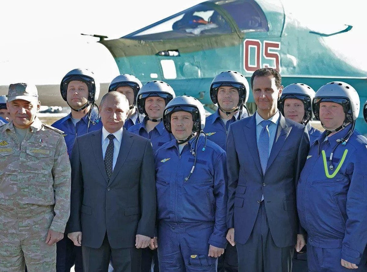 SobolLubov's tweet photo. Захваченного в плен российского летчика, убивавшего людей в Чернигове, нашли на фотографии с Путиным и Асадом (крайний справа) https://t.co/mUal1PbtVc