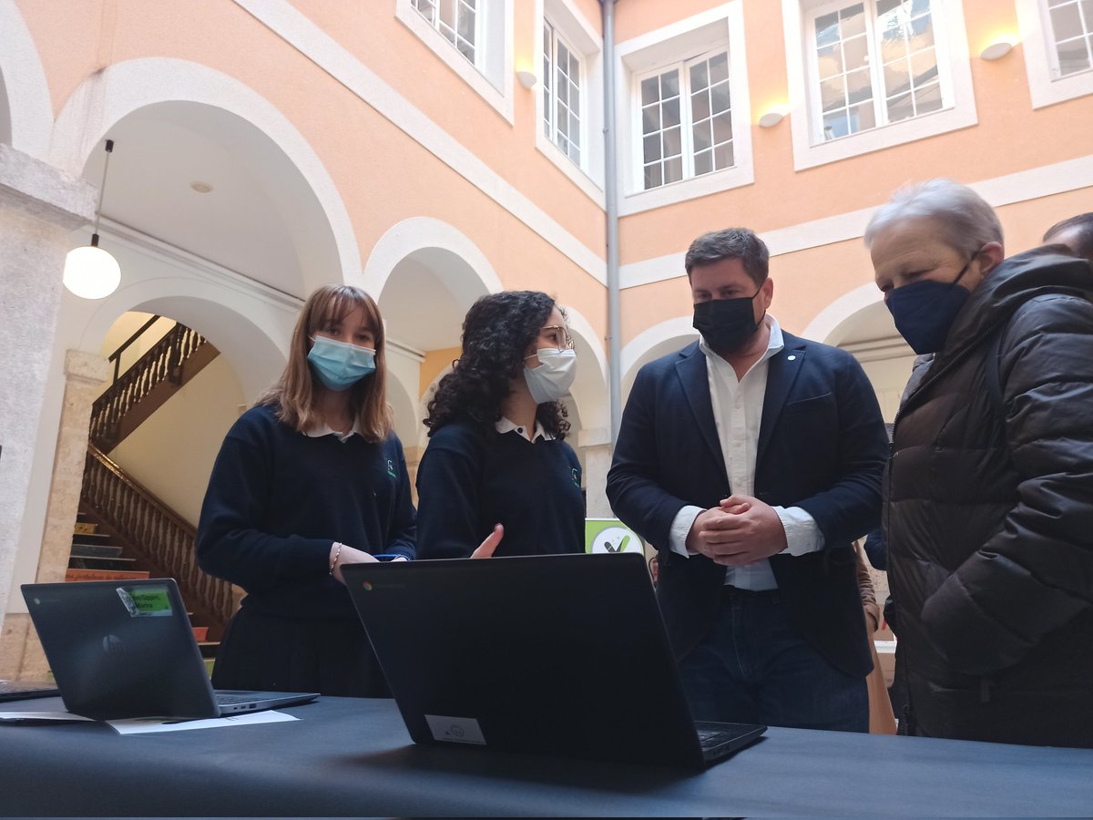 jymvedruna's tweet photo. Nuestros invitados @GonzaloETC @villarejoh y @largo_rector escuchan la explicación de nuestras alumnas sobre el uso de Google Classroom en su día a día. #eventoJyM #colegioValladolid #GoogleEDU #comprometidosconTIC #APS #GoogleReferenceSchool https://t.co/wV1LGDH0Y9