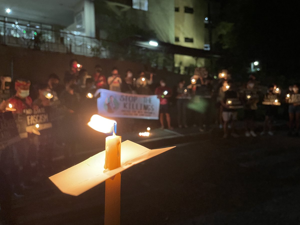 JusticeForChad's tweet photo. We end our program with a candle lighting protest outside the UP Alumni Engineers Centennial Hall. Mabuhay ang pag-asa ng bayan! #JusticeForChadBooc #JusticeForNewBataan5 https://t.co/6j5X48Ezbw