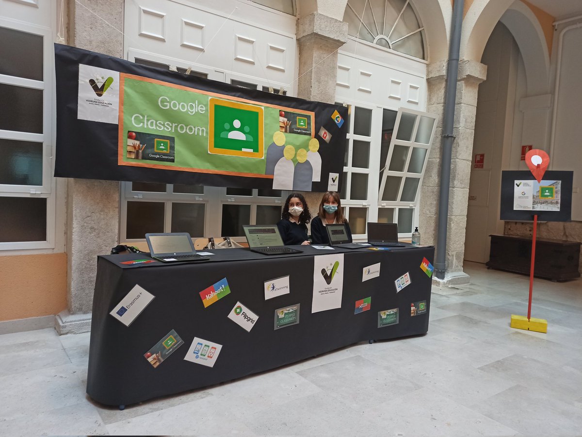 jymvedruna's tweet photo. Nuestros invitados @GonzaloETC @villarejoh y @largo_rector escuchan la explicación de nuestras alumnas sobre el uso de Google Classroom en su día a día. #eventoJyM #colegioValladolid #GoogleEDU #comprometidosconTIC #APS #GoogleReferenceSchool https://t.co/wV1LGDH0Y9