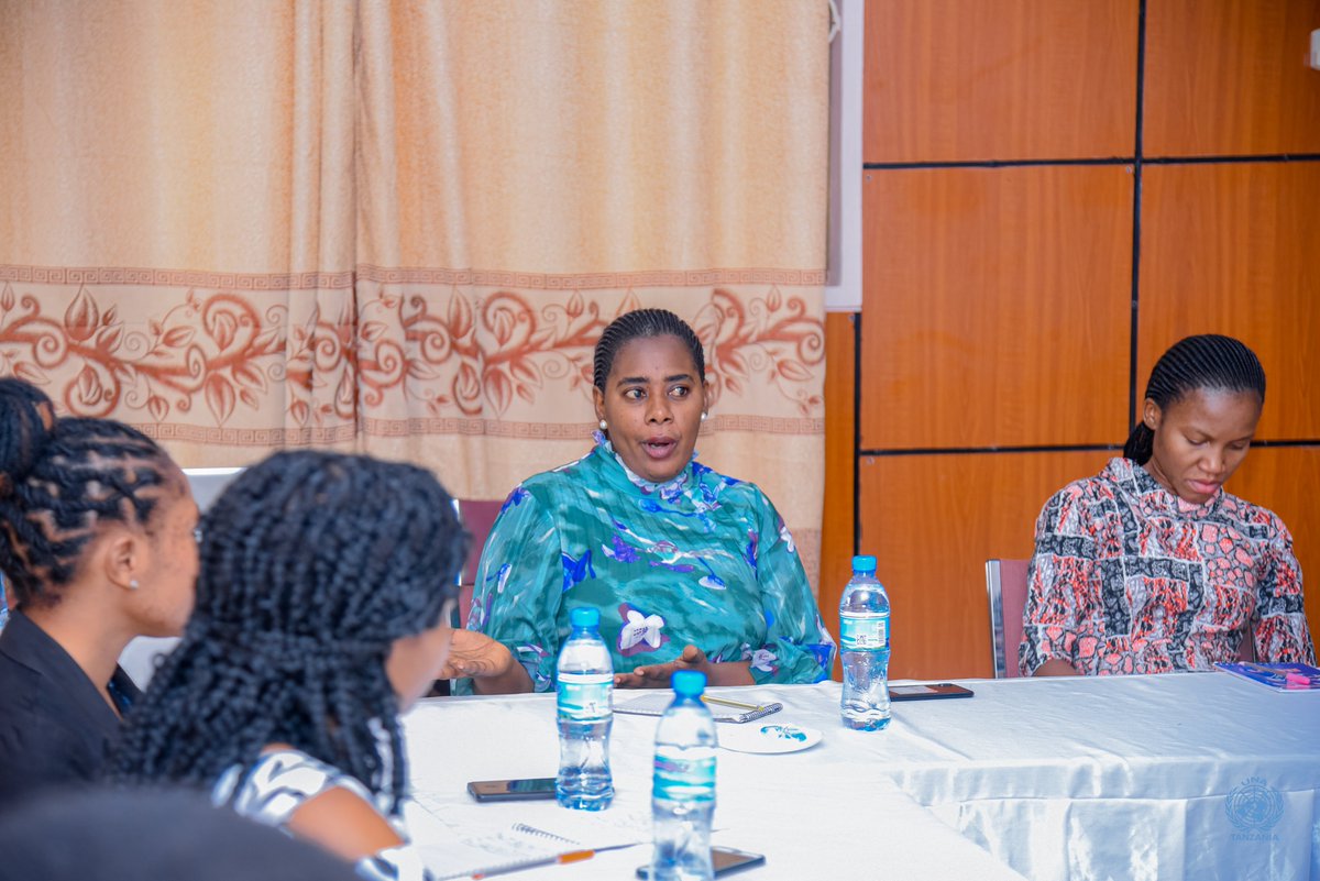 UNATanzania's tweet photo. "Nitoe angalizo kwa vijana wahakikishe kuna uhalisia baina ya mradi na mkopo wanaouomba, mara nyingi vijana wanaomba fedha kubwa kuliko thamani ya mradi wanaotaka kuendesha na hii ni moja ya sababu ya kukataliwa" - Amina Sanga, Afisa Maendeleo ya Vijana Ofisi Ya waziri Mkuu. https://t.co/OSRNUpq06a