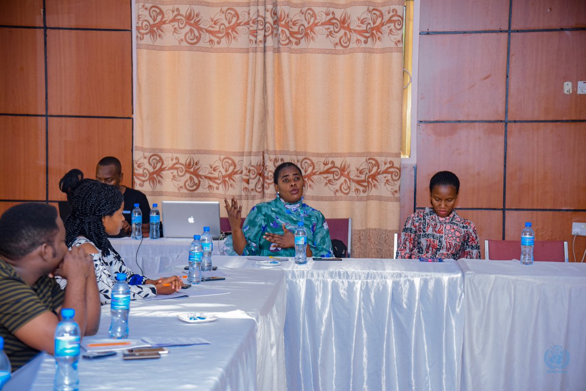 UNATanzania's tweet photo. "Nitoe angalizo kwa vijana wahakikishe kuna uhalisia baina ya mradi na mkopo wanaouomba, mara nyingi vijana wanaomba fedha kubwa kuliko thamani ya mradi wanaotaka kuendesha na hii ni moja ya sababu ya kukataliwa" - Amina Sanga, Afisa Maendeleo ya Vijana Ofisi Ya waziri Mkuu. https://t.co/OSRNUpq06a