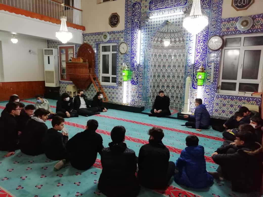 gencsakarya1's tweet photo. Adapazarı Ozanlar mh.Ulu Camii Lise Gençliği ile 'Aşk' tan bahsettik. Seven sevdiğine itaat eder. #VEDUD olan Rabbimizi çok sevmek ve onun tarafından çok sevilme duasıyla... 
#GençDiyanetSakarya 
#GençDiyanetAdapazarı
#GençDiyanet https://t.co/wng5pvdaT0