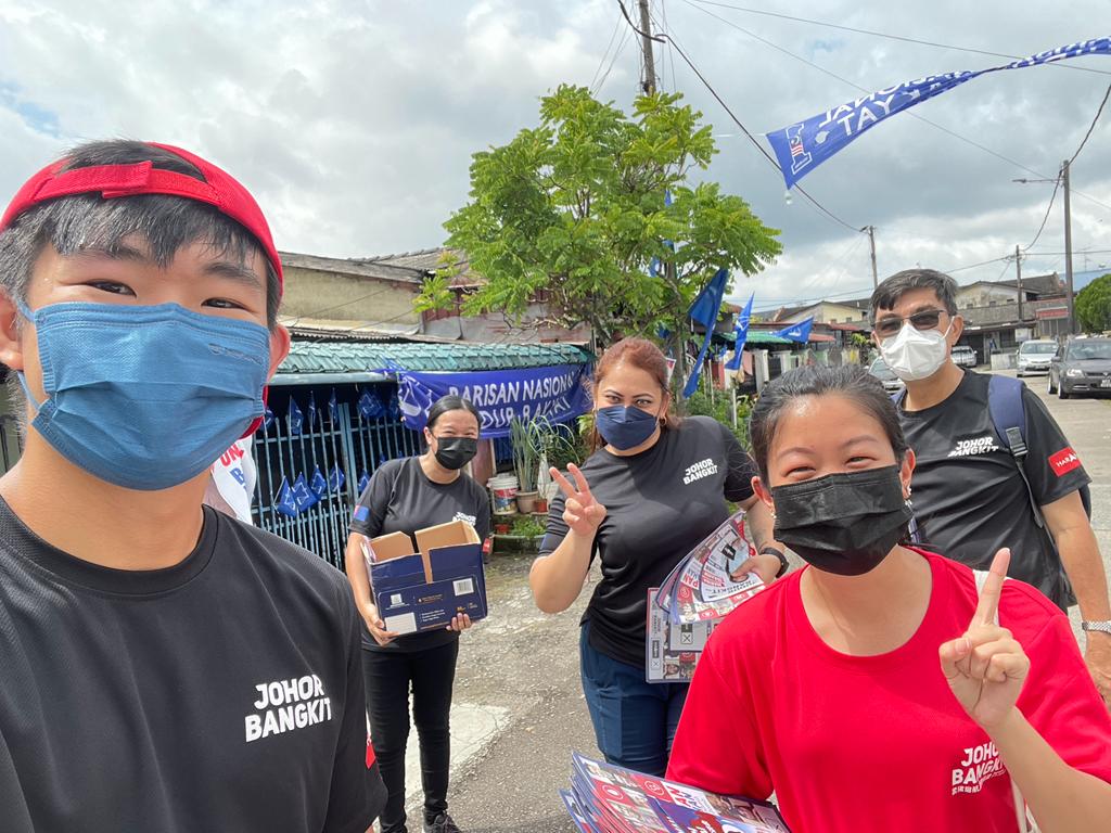LimYiWei4MY's tweet photo. Team Tahan Panas di N48 Skudai! Terima kasih member² dari @DAPKampungTunku, @MahasiswaRoket dan DAPSY Sepang yang datang bantu berkempen!
#JohorBangkit
#Marina4Skudai
#DAPSYMalaysia
#DAPSYSelangor
#StraightOuttaKgTunku https://t.co/d4US87YwRS