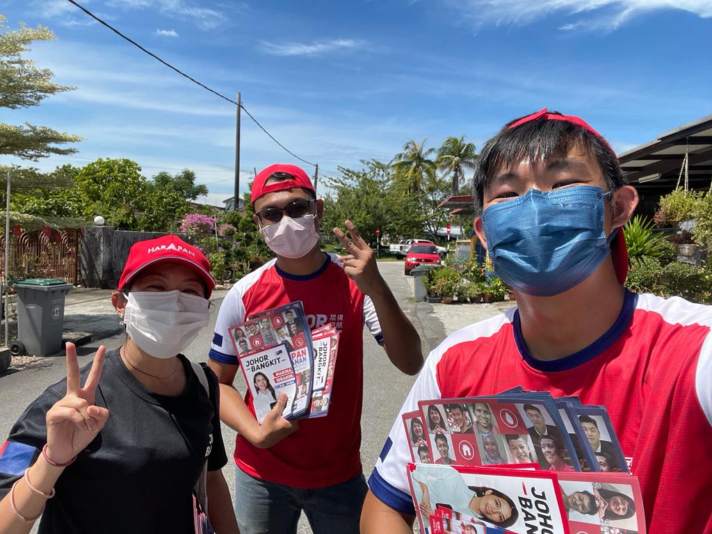LimYiWei4MY's tweet photo. Team Tahan Panas di N48 Skudai! Terima kasih member² dari @DAPKampungTunku, @MahasiswaRoket dan DAPSY Sepang yang datang bantu berkempen!
#JohorBangkit
#Marina4Skudai
#DAPSYMalaysia
#DAPSYSelangor
#StraightOuttaKgTunku https://t.co/d4US87YwRS