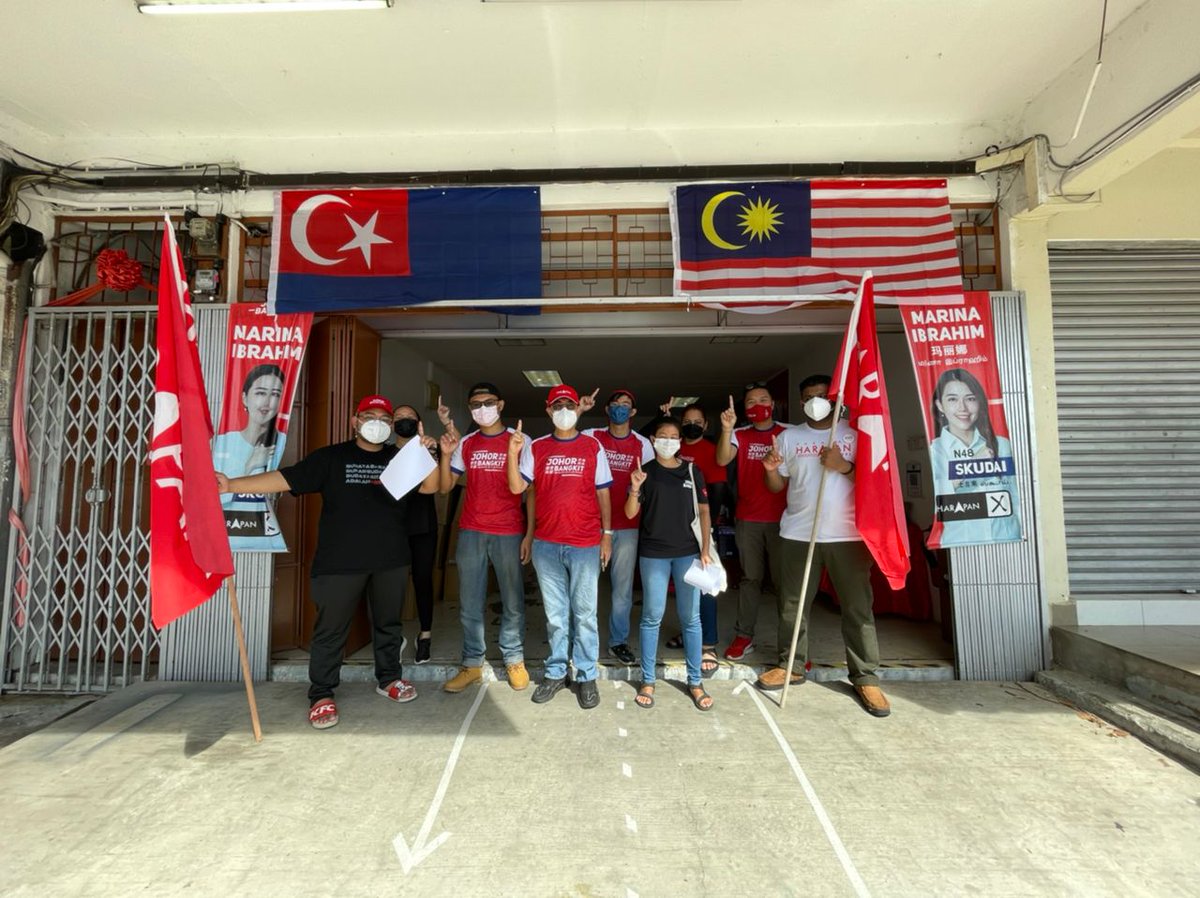 LimYiWei4MY's tweet photo. Team Tahan Panas di N48 Skudai! Terima kasih member² dari @DAPKampungTunku, @MahasiswaRoket dan DAPSY Sepang yang datang bantu berkempen!
#JohorBangkit
#Marina4Skudai
#DAPSYMalaysia
#DAPSYSelangor
#StraightOuttaKgTunku https://t.co/d4US87YwRS