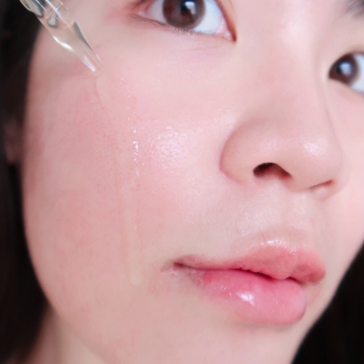 Gopgapreview's tweet photo. ลองใช้ตามรีวิวพี่อายตาจ้า เป็นเซรั่มที่ใช้แล้วผิวใสมาก Cana Serum ของแบรนด์ Lanos เริ่มใช้ขวดที่ 2 แล้ว เน้นเรื่องลดรอยสิว รอยดำ รอยแดง บล็อคการสร้างเม็ดสีเมลานิน เนื้อเซรั่มซึมง่ายมาก กลิ่นสมุนไพรอ่อนๆ ชอบอ่ะ ความรู้สึกหลังใช้คือผิวชุ่มชื้นขึ้น ผิวค่อยๆใสขึ้นด้วย
#canaserum https://t.co/BxqxzSV0EL