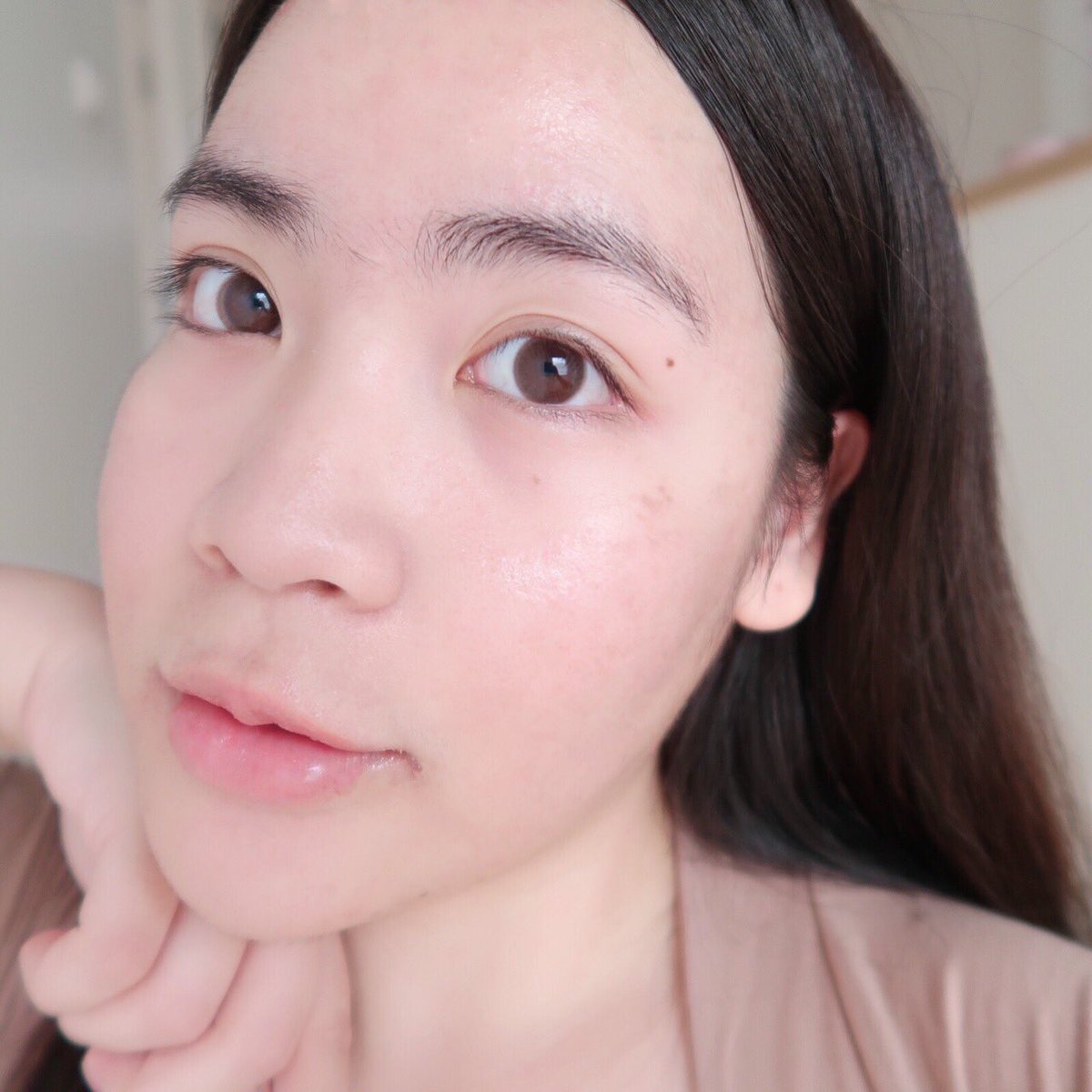Gopgapreview's tweet photo. ลองใช้ตามรีวิวพี่อายตาจ้า เป็นเซรั่มที่ใช้แล้วผิวใสมาก Cana Serum ของแบรนด์ Lanos เริ่มใช้ขวดที่ 2 แล้ว เน้นเรื่องลดรอยสิว รอยดำ รอยแดง บล็อคการสร้างเม็ดสีเมลานิน เนื้อเซรั่มซึมง่ายมาก กลิ่นสมุนไพรอ่อนๆ ชอบอ่ะ ความรู้สึกหลังใช้คือผิวชุ่มชื้นขึ้น ผิวค่อยๆใสขึ้นด้วย
#canaserum https://t.co/BxqxzSV0EL