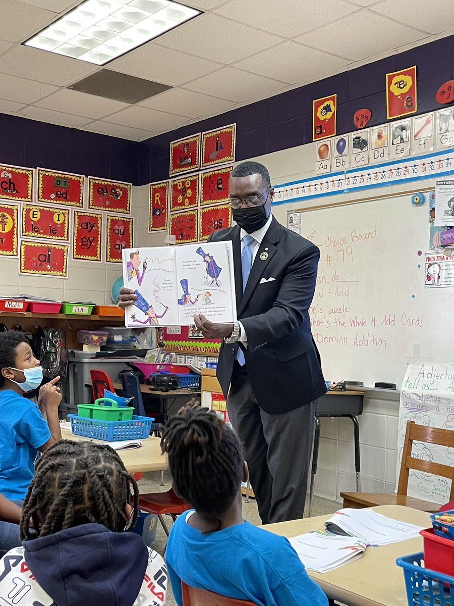 DrMHBullard's tweet photo. READ ACROSS AMERICA! I had a Wonderful Time reading to our 1st Graders at Jeffersonville Elem School this week! #TCPSOfficial #readersareleaders #TwiggsCountySchool #JESisTheBest https://t.co/m1h5PpQElK