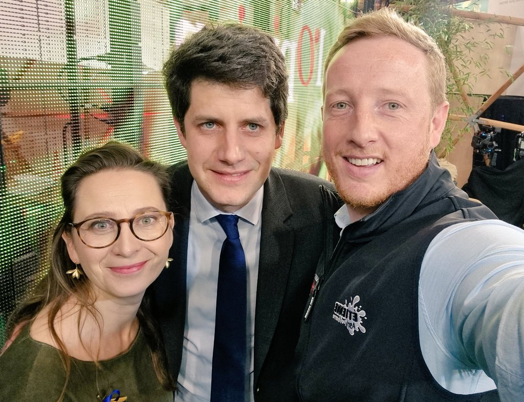 J'ai MON selfie !!!!! Merci <a href="/emma_ducros/">Emmanuelle Ducros</a> et <a href="/J_Denormandie/">Julien Denormandie</a>

Petite vidéo avec le ministre de l'agriculture très bientôt sur YOUTUBE 👍
