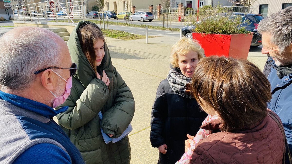 clangouet2017's tweet photo. [UKRAINE] 🇺🇦 
Moments d’#Emotions à @cosse_le_vivien en @PaysCraon 
🟢 Hymne #Ukrainiens et #Francais en présence de Natacha et Anna Ukrainiennes arrivées sur le territoire cette nuit
⁉️ Qui n’aurait pas accueilli ces victimes de la guerre ? 
#StopWar 
#SolidariteUkraine #Europe https://t.co/qpnJbltDhC