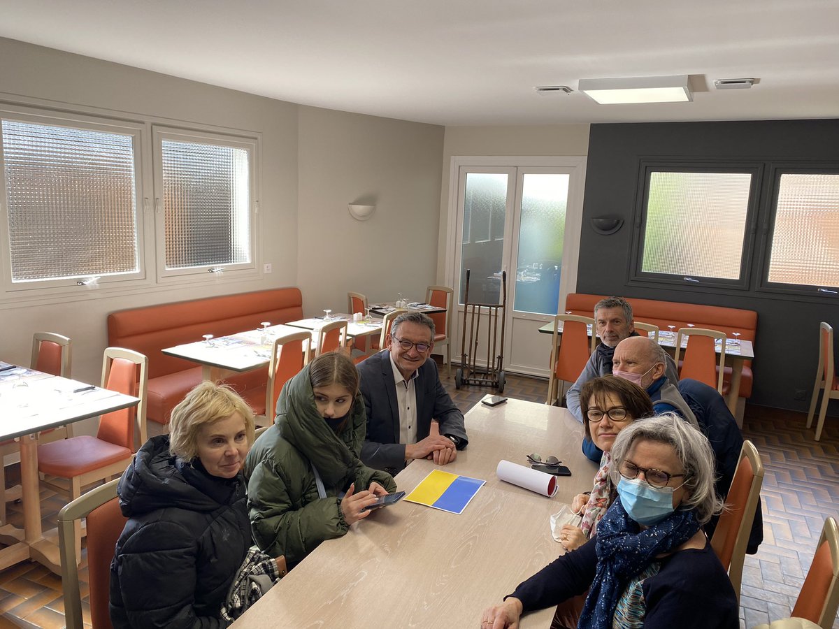clangouet2017's tweet photo. [UKRAINE] 🇺🇦 
Moments d’#Emotions à @cosse_le_vivien en @PaysCraon 
🟢 Hymne #Ukrainiens et #Francais en présence de Natacha et Anna Ukrainiennes arrivées sur le territoire cette nuit
⁉️ Qui n’aurait pas accueilli ces victimes de la guerre ? 
#StopWar 
#SolidariteUkraine #Europe https://t.co/qpnJbltDhC