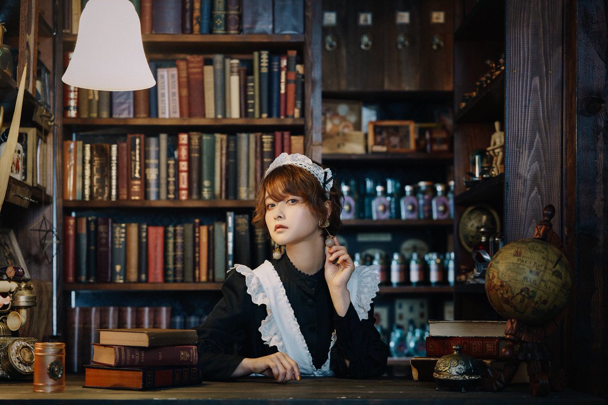 yasu42's tweet photo. 洋書に囲まれたポートレートにはドラマを感じてしまう
#portrait https://t.co/yzGGOmnOzN