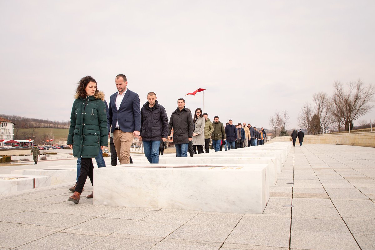 Sdemokratet's tweet photo. 5 Marsi, epopeja e UÇK-së. Tash 24 vjet liria fliste guxim e sakrificë. Një kohë u ndal për të nisur një tjetër. Vullneti ndërpreu llogaritë; liria është jetë, ajo matet me jetën; Jehona e luftës, sipas ligjeve të historisë. UÇK nga dhjetëra numëronte dhjetëra mijëra.

Lavdi! https://t.co/60kg0zjcIv