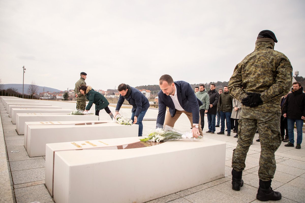 Sdemokratet's tweet photo. 5 Marsi, epopeja e UÇK-së. Tash 24 vjet liria fliste guxim e sakrificë. Një kohë u ndal për të nisur një tjetër. Vullneti ndërpreu llogaritë; liria është jetë, ajo matet me jetën; Jehona e luftës, sipas ligjeve të historisë. UÇK nga dhjetëra numëronte dhjetëra mijëra.

Lavdi! https://t.co/60kg0zjcIv