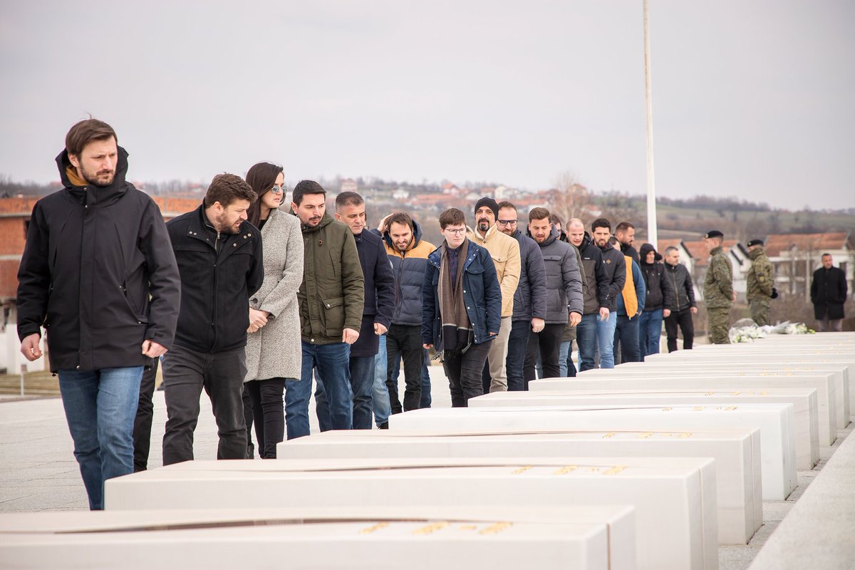 Sdemokratet's tweet photo. 5 Marsi, epopeja e UÇK-së. Tash 24 vjet liria fliste guxim e sakrificë. Një kohë u ndal për të nisur një tjetër. Vullneti ndërpreu llogaritë; liria është jetë, ajo matet me jetën; Jehona e luftës, sipas ligjeve të historisë. UÇK nga dhjetëra numëronte dhjetëra mijëra.

Lavdi! https://t.co/60kg0zjcIv