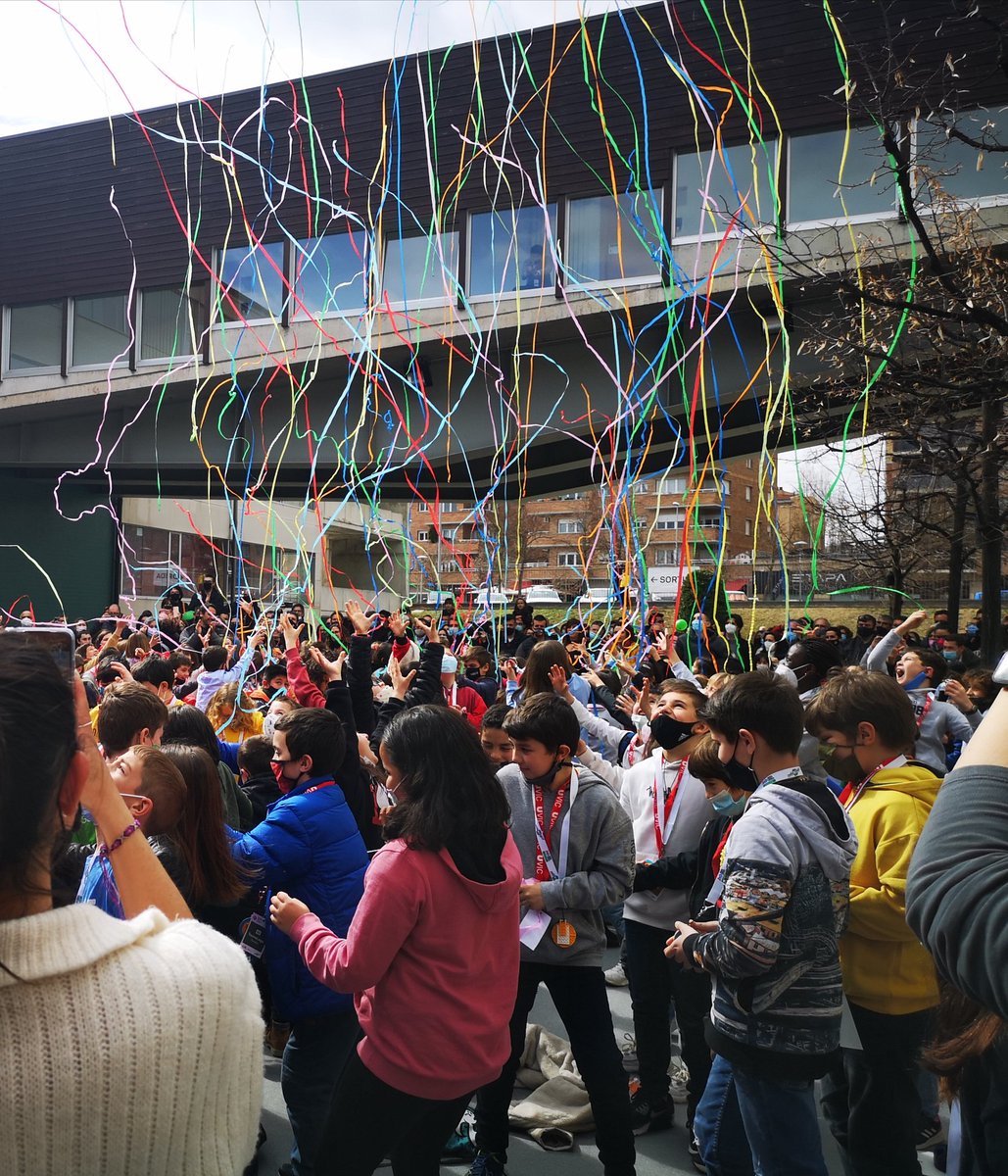 uvic_ucc's tweet photo. Finalitza l'acte amb una celebració pels 10 anys de la #FLLUVic https://t.co/bFU8E6YSo9