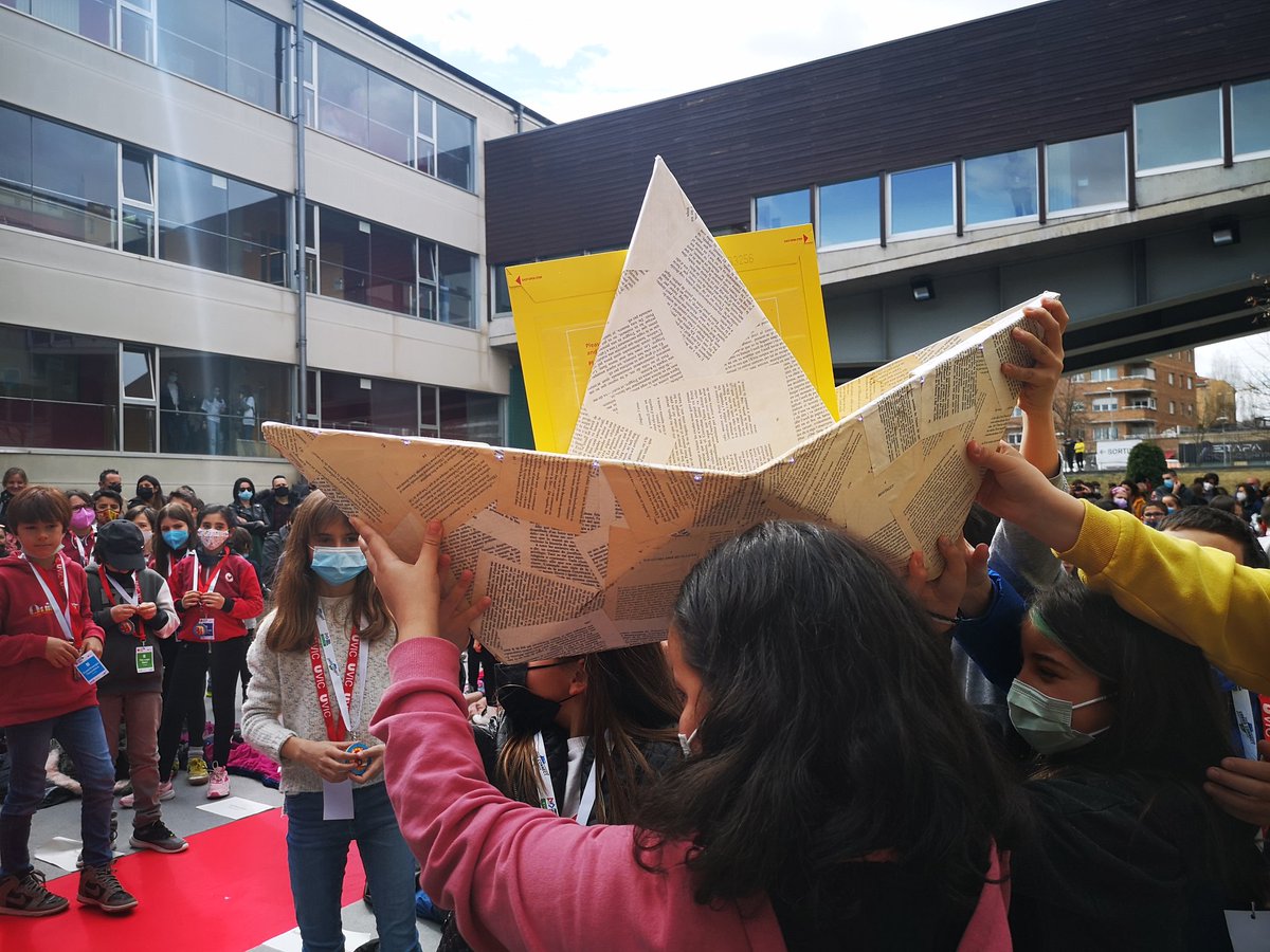uvic_ucc's tweet photo. Finalitza l'acte amb una celebració pels 10 anys de la #FLLUVic https://t.co/bFU8E6YSo9