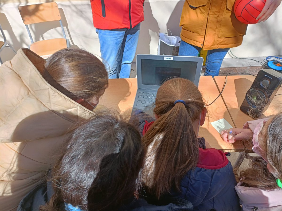 jymvedruna's tweet photo. ¿Tecnologías en la clase de educación física? Descubre la Escape Room que han creado para fomentar la actividad física y la cooperación a través de la interdisciplinariedad.
#colegioValladolid #GoogleEDU #comprometidosconTIC #APS #GoogleReferenceSchool https://t.co/vQF7mQ9Jef