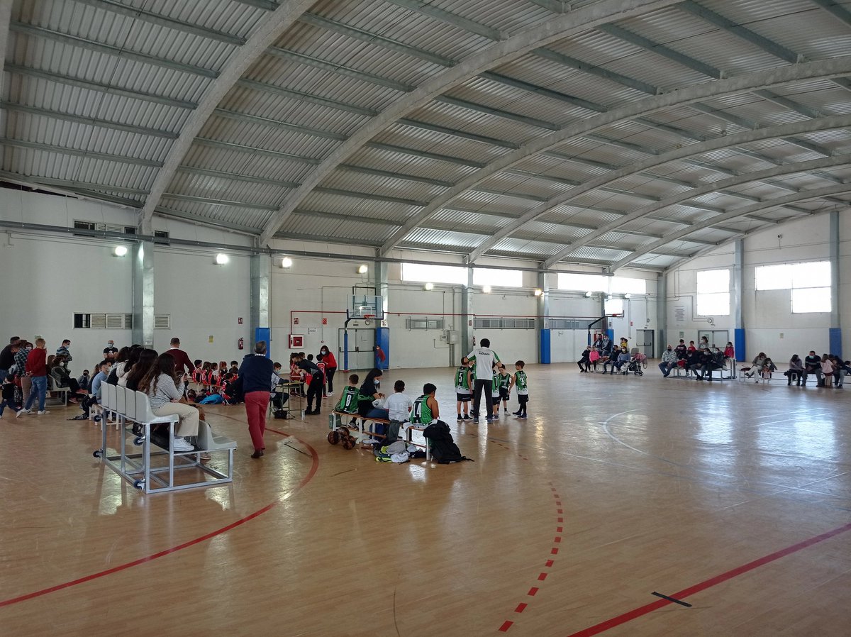 CBSFDO's tweet photo. Ambientazo en Gómez Castro con La Factoría #BlueParrotOffShore frente a @CBPortuense!!!
👏👏😁😁😁🏀 https://t.co/2DNA92MhdU