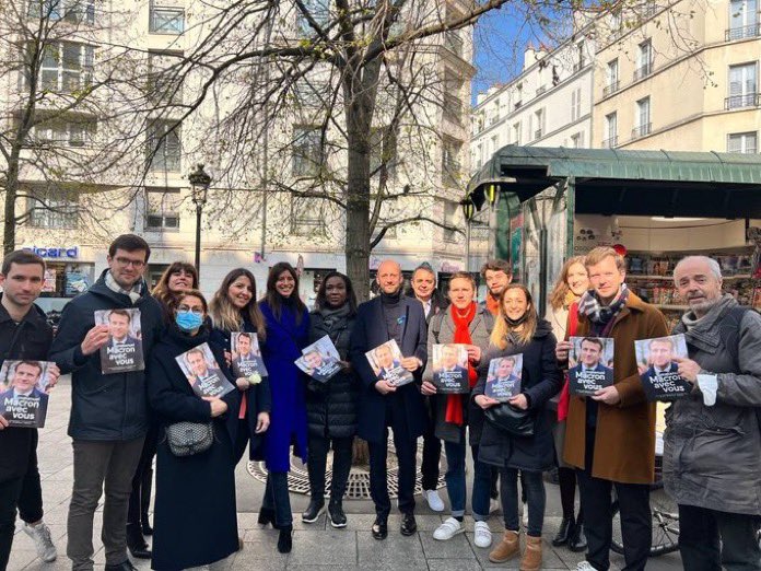 olga_johnson's tweet photo. Avec @StanGuerini et la #MajoritePresidentielle ce matin pour échanger avec les habitants sur #education #viequotidienne #emploi #logement et la candidature d’@EmmanuelMacron pour #5ansdeplus @MvtRadical75 @LaREMParis17 @PartiRadical @enmarchefr #Presidentielle2022 #Macron2022 https://t.co/XBhPXPYo6y