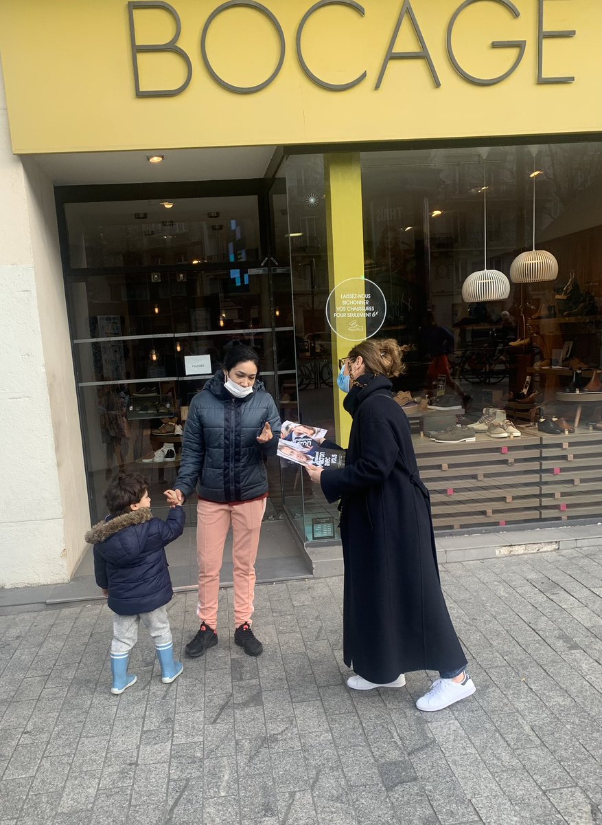 olga_johnson's tweet photo. Avec @StanGuerini et la #MajoritePresidentielle ce matin pour échanger avec les habitants sur #education #viequotidienne #emploi #logement et la candidature d’@EmmanuelMacron pour #5ansdeplus @MvtRadical75 @LaREMParis17 @PartiRadical @enmarchefr #Presidentielle2022 #Macron2022 https://t.co/XBhPXPYo6y