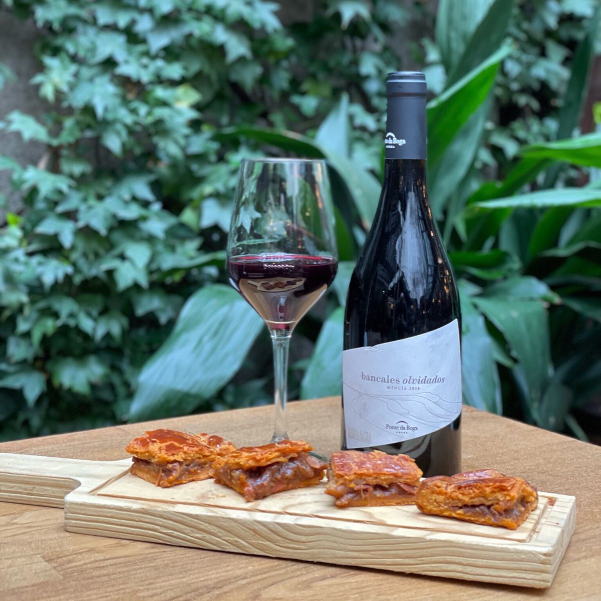 ¡Sábado! Disfruta del día en la mejor compañía: @la_empanada_viajera y una copa de <a href="/pontedaboga/">Adega Ponte da Boga</a>. ¡Qué se note que es fin de semana!

#LaTitaRiveraMadrid #madrid #cosechadegalicia #wesustainability #origen #findesemanatitero