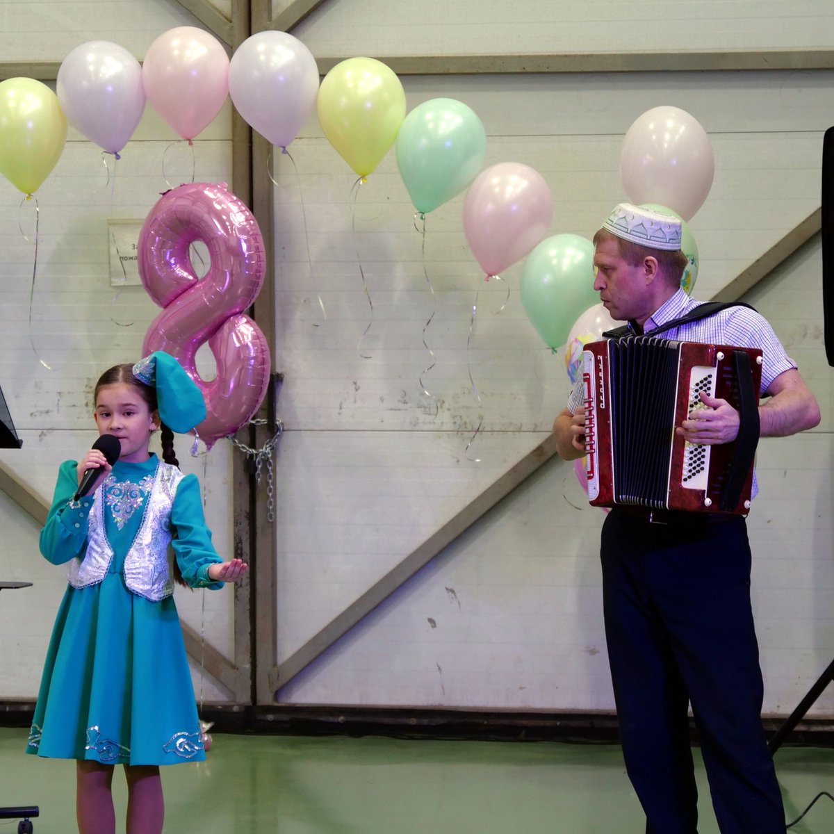 ooonponts's tweet photo. В преддверии праздника мужская половина #нпонтэс поздравила женскую половину с #8марта. В красочном мероприятии принимали участие яркие и талантливые артисты. Танцевальная группа Friends приятно удивила всех своим выступлением! https://t.co/zD58Kjx6T6