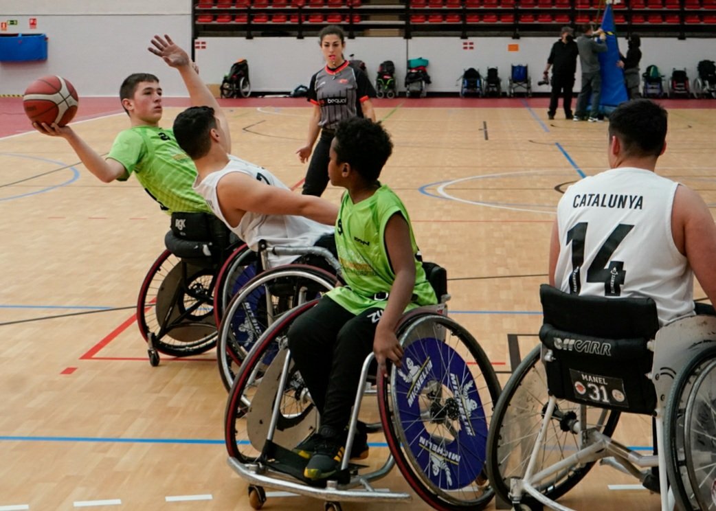 FEDEDDF's tweet photo. 🏀🏀 Jornada matutina del Campeonato de 🇪🇸 de baloncesto en silla de ruedas en edad escolar

Cataluña 42 - 32 País Vasco
Comunidad de Madrid 40 - 10 Murcia
 
Polideportivo La Luz de #TresCantos 

📸 @MichaelTubia 
#baloncesto #basket @Fundacion_ONCE https://t.co/EWSe96tUyu