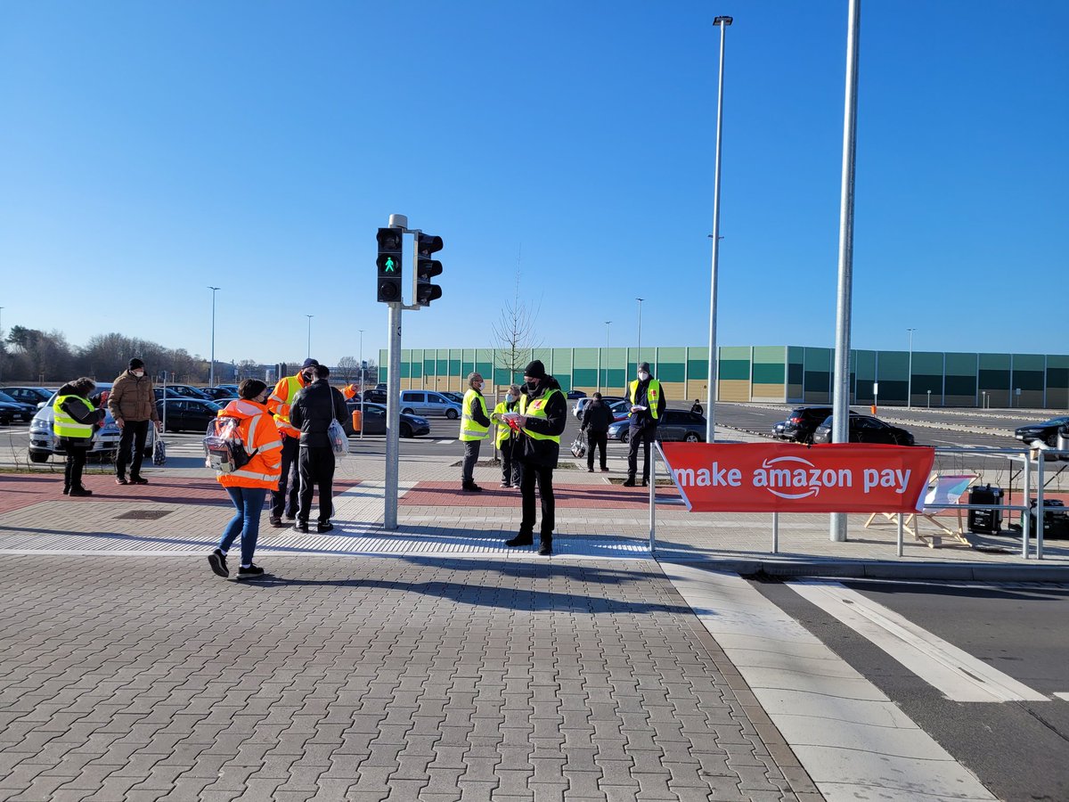 verdiAmazon_NDS's tweet photo. Let's #unionize! Das war heute unsere Botschaft vor dem #Amazon Fullfillmentcenter in @StadtAchim bei Bremen. Die Beschäftigten wollen mehr Sicherheit durch unbefristete Arbeitsverträge, Mitbestimmung bei Arbeitszeiten + mehr Geld! #makeamazonpay @AmazonWorkersIn @verdihandel https://t.co/H4cbUxsimQ