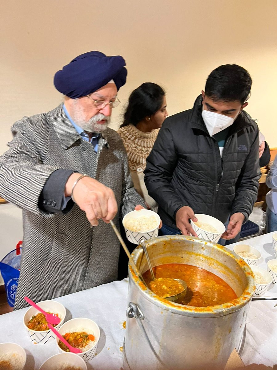 HardeepSPuri's tweet photo. ਨਾਨਕ ਨਾਮ ਚੜ੍ਹਦੀ ਕਲਾ ॥ 
ਤੇਰੇ ਭਾਣੇ ਸਰਬੱਤ ਦਾ ਭਲਾ ॥
Nanak naam chardi kala
Tere bhane sarbat da bhala

Provided a helping hand in solidarity with the volunteers performing Langar Sewa for our students at the control room set up to coordinate evacuation efforts in Budapest. 

@opganga https://t.co/4gjpeQBd5i