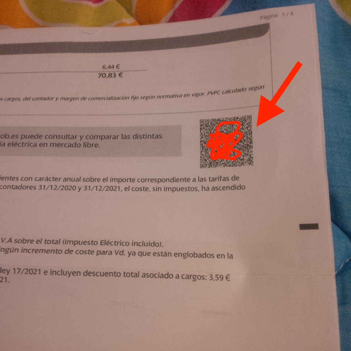 editora's tweet photo. Resulta que si miráis en la factura, hay un código QR en una de las páginas. Si lo escaneáis, os lleva directamente al comparador CON VUESTROS DATOS YA RELLENADOS. Yo no tenía ni idea y es una maravilla. Es una de las cosas que hay que agradecer al actual Ministerio de Consumo. https://t.co/T4Dm4eTQRN