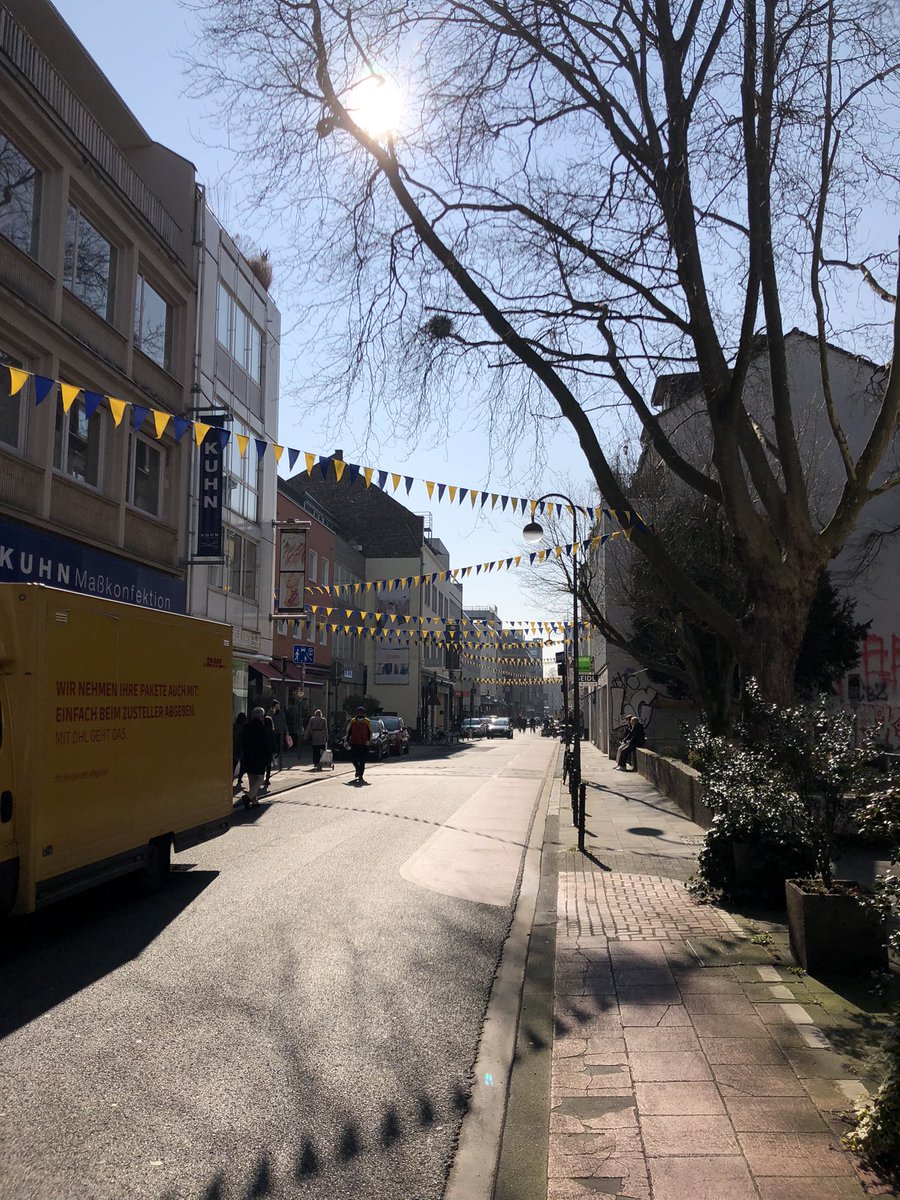 vogelalex's tweet photo. Die Straße in der ich aufgewachsen bin, setzt ein Zeichen 🥰 #StandWithUkraine️ #köln #aufdemberlich #heimat #stabil https://t.co/BJUOSDlizi