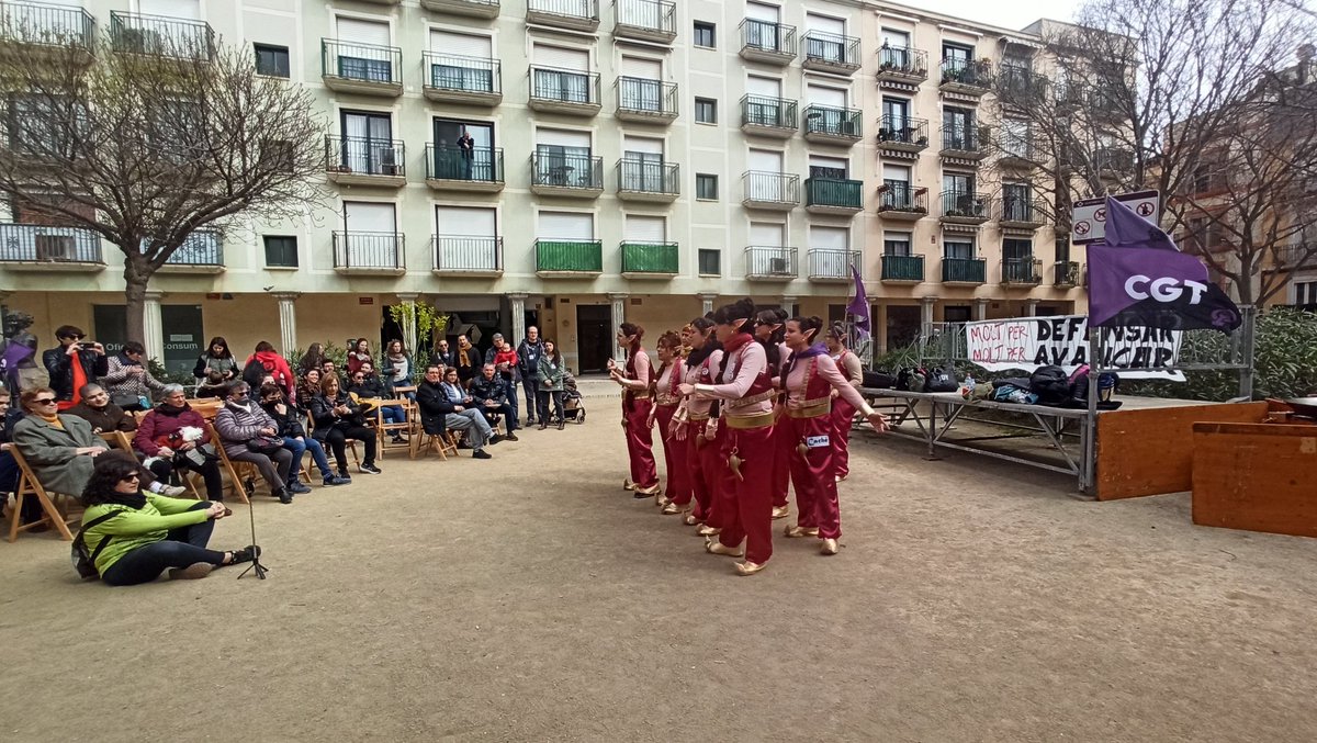 🟣🎶 Ara comença l'actuació de les companyes de la Chirigota Femenina de Tarragona.